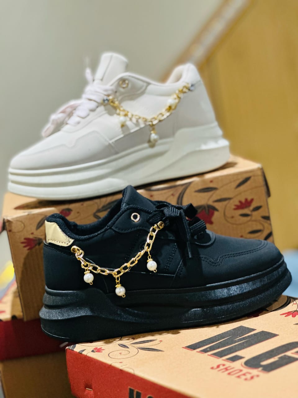 WOMAN CHAIN SNEAKER